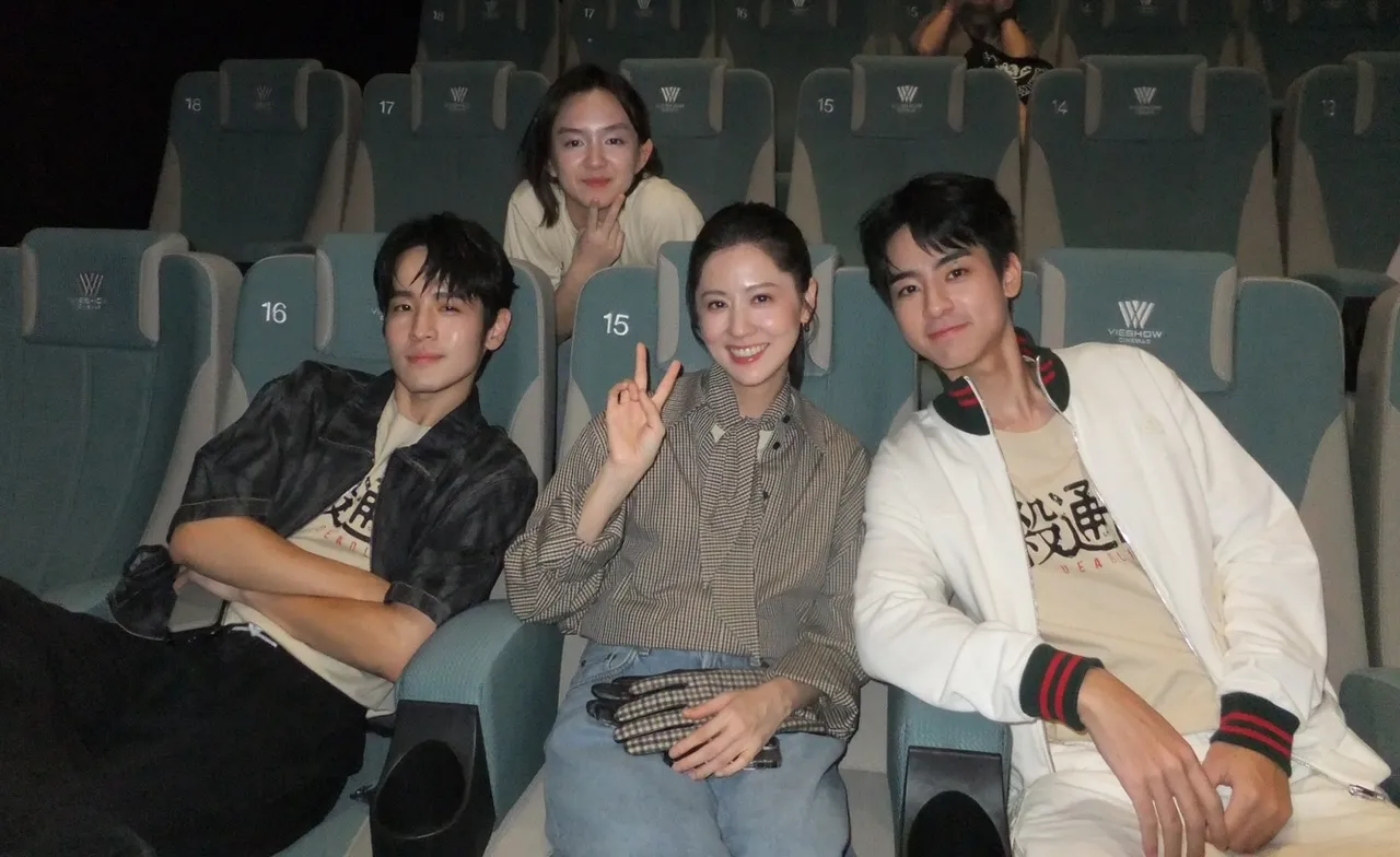 张丰豪（左起）戴雅芝、林予晞与刘敬陪粉丝一同观影。本萃电影提供