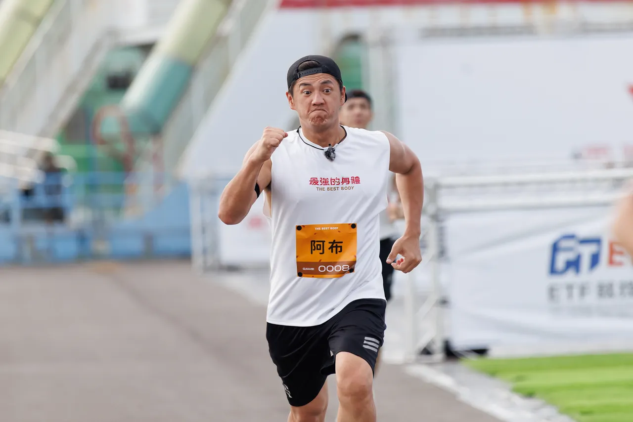 金钟主持人阿布热血回归健身战场，女儿场边应援逼哭老爸。好看娱乐提供