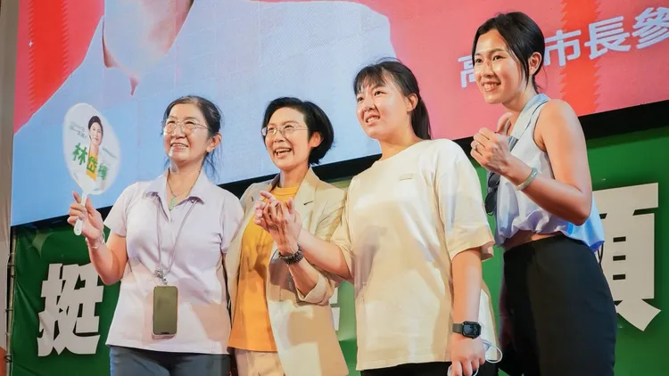 林岱桦（左二）昨晚在冈山举行造势。翻摄自林岱桦脸书