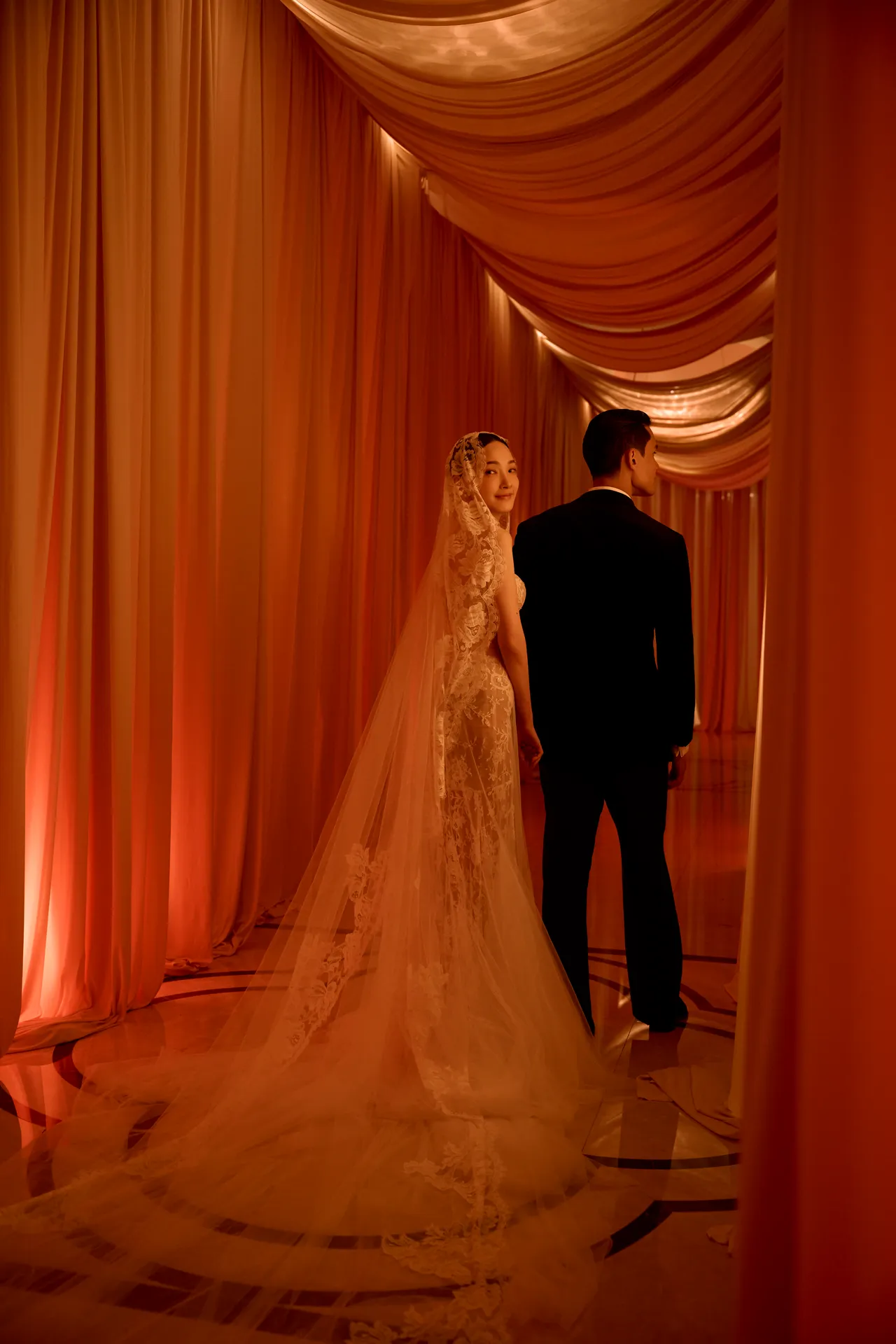 主宴会厅以剧院布幕概念设计，林映唯与Richard仿佛从电影中走出来的男女主角。自由试娱乐提供