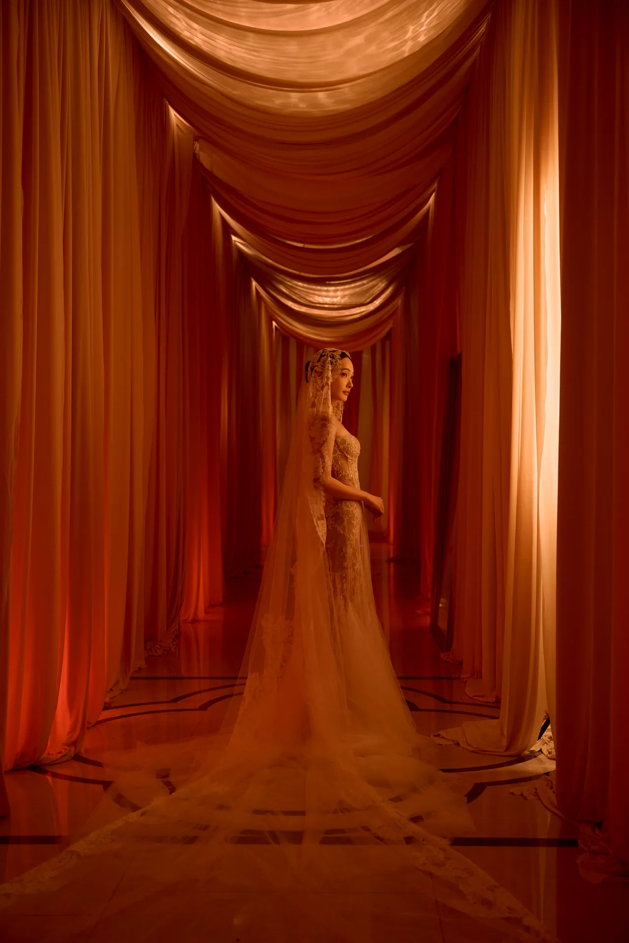 林映唯婚礼第一套进场以Heli Kalkstein的蕾丝透纱礼服性感亮相。自由试娱乐提供