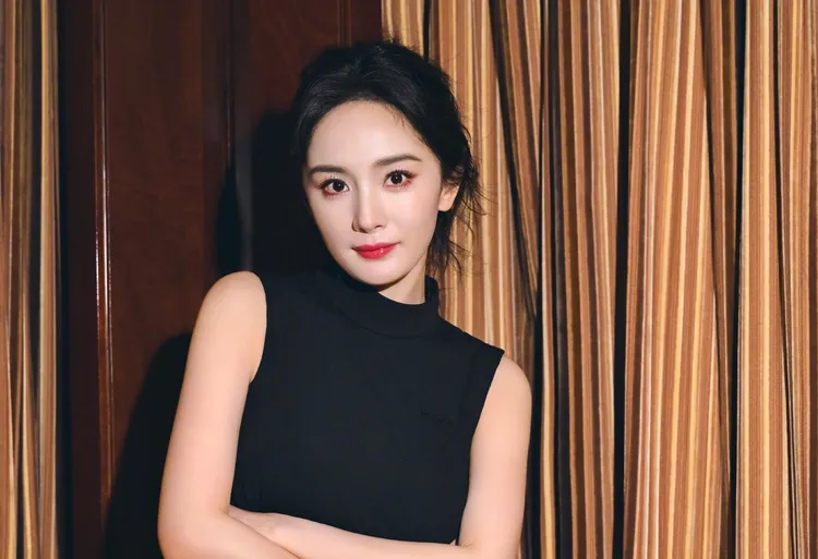 杨幂表示「希望香港同胞无恙」。翻摄杨幂微博