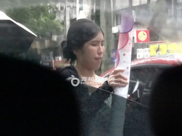 柔柔拿著一捲畫紙，準備上車離開。特勤中心攝