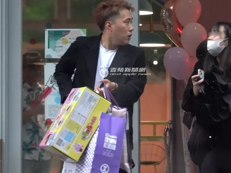 余祥銓提著好幾袋女兒收到的贊助品先離開會場去取車。特勤中心攝