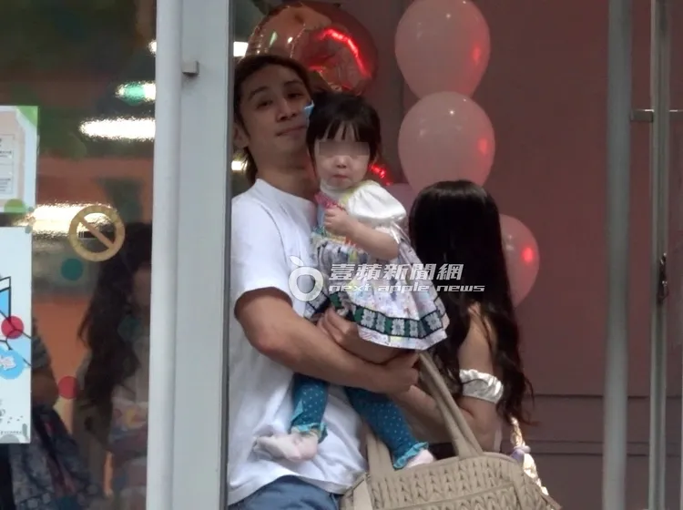 熊熊老公Mars抱著1歲多女兒走出派對會場。特勤中心攝