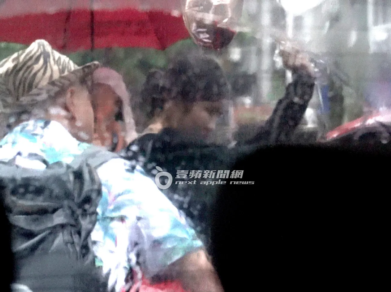 柔柔（右）将派对气球塞进后座车内。特勤中心摄