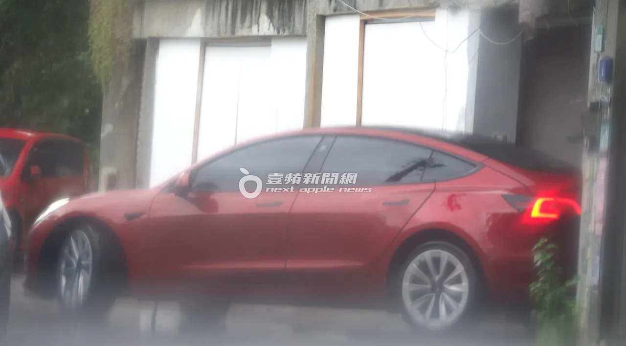 余祥铨将车停入车库，柔柔则在旁陪同，展现家庭的温馨日常。特勤中心摄