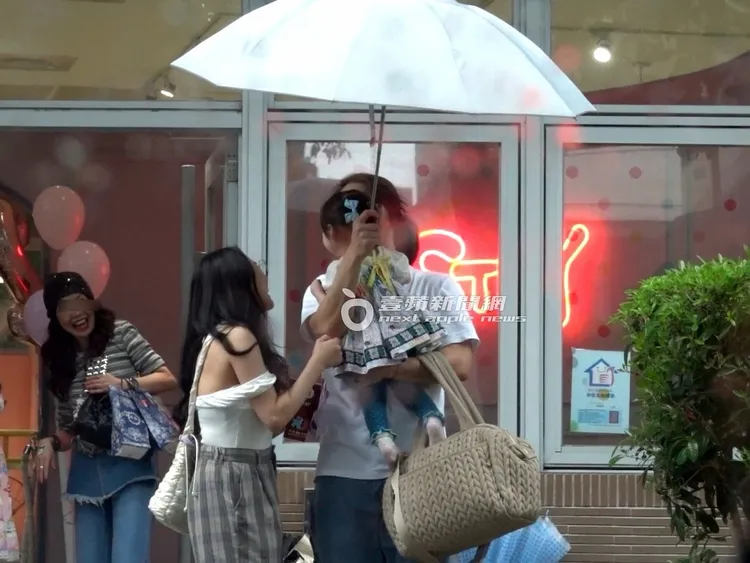 熊熊與老公Mars帶著1歲多女兒盡興而歸。特勤中心攝