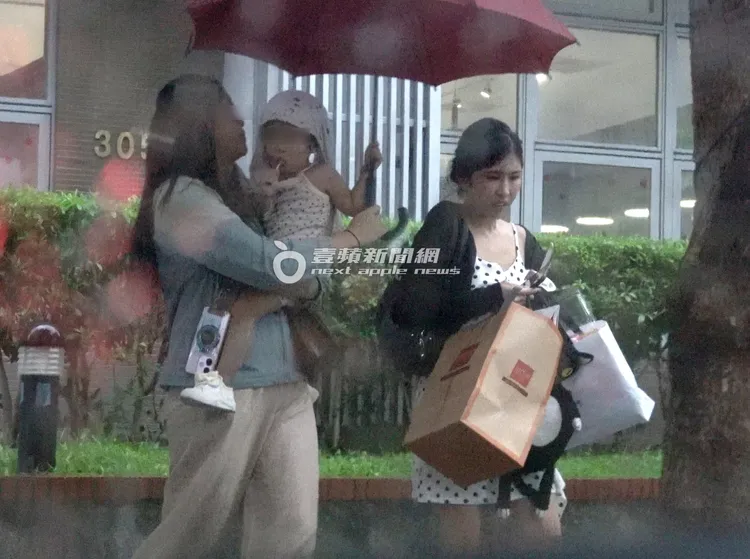 柔柔（右）提著大包小包，與保母快步走向後車廂放東西。特勤中心攝