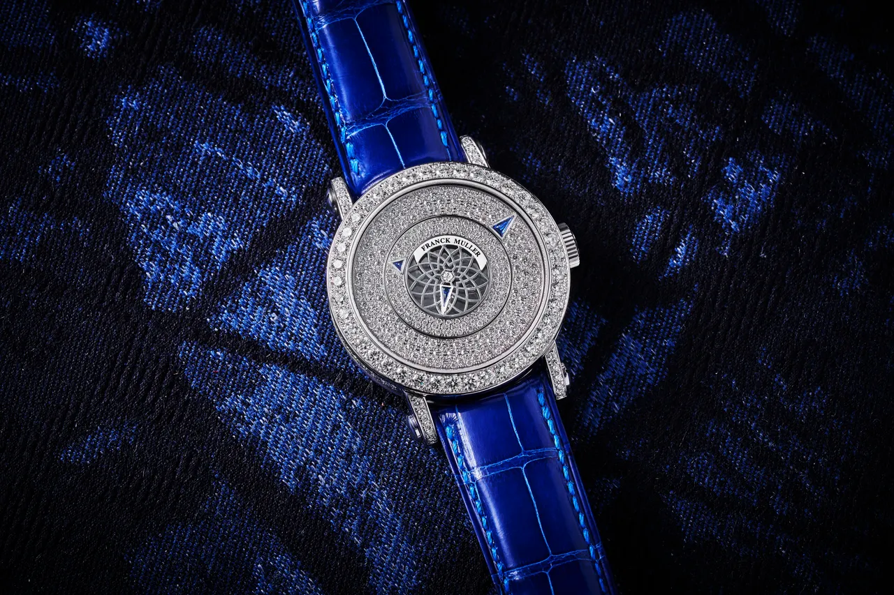 FRANCK MULLER Round Triple Mystery，39mm，18K玫瑰金/白金表壳（镶嵌120颗钻石），表盘镶嵌237颗钻石与3颗三角形宝石，手工缝制鳄鱼皮表带，MVD2800-TMY自动上链机芯，动力储存42小时，防水深度30米， 321万5000元。品牌提供