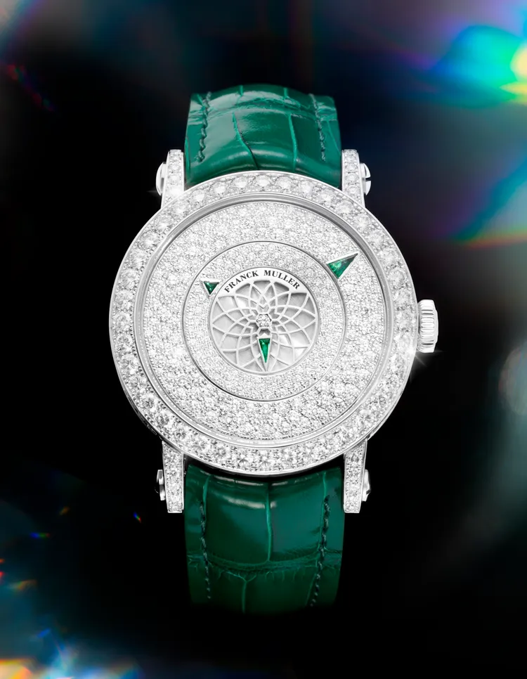 FRANCK MULLER Round Triple Mystery，39mm，18K玫瑰金/白金錶殼（鑲嵌120顆鑽石），錶盤鑲嵌237顆鑽石與3顆三角形寶石，手工縫製鱷魚皮錶帶，MVD2800-TMY自動上鏈機芯，動力儲存42小時，防水深度30米， 321萬5000元。品牌提供