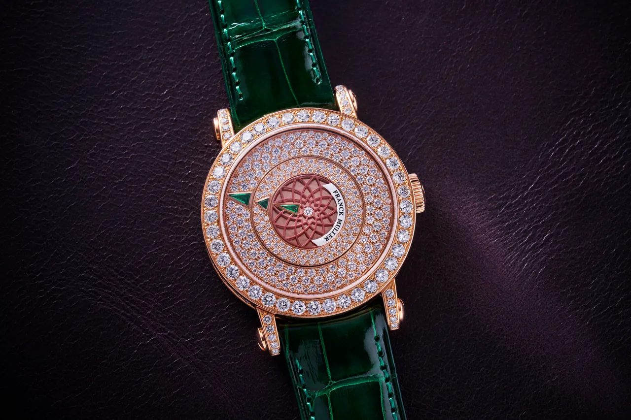 FRANCK MULLER Round Triple Mystery，39mm，18K玫瑰金/白金表壳（镶嵌120颗钻石），表盘镶嵌237颗钻石与3颗三角形宝石，手工缝制鳄鱼皮表带，MVD2800-TMY自动上链机芯，动力储存42小时，防水深度30米， 321万5000元。品牌提供