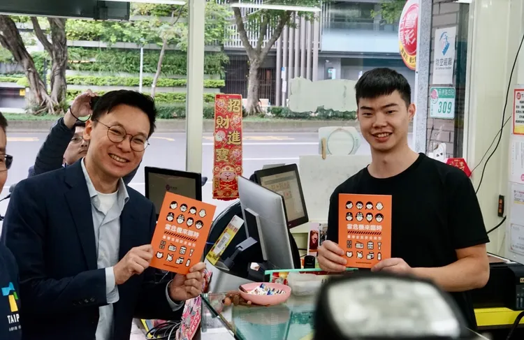 國安會副秘書長林飛帆發放《全民安全指引》給民眾。邱筠媜攝