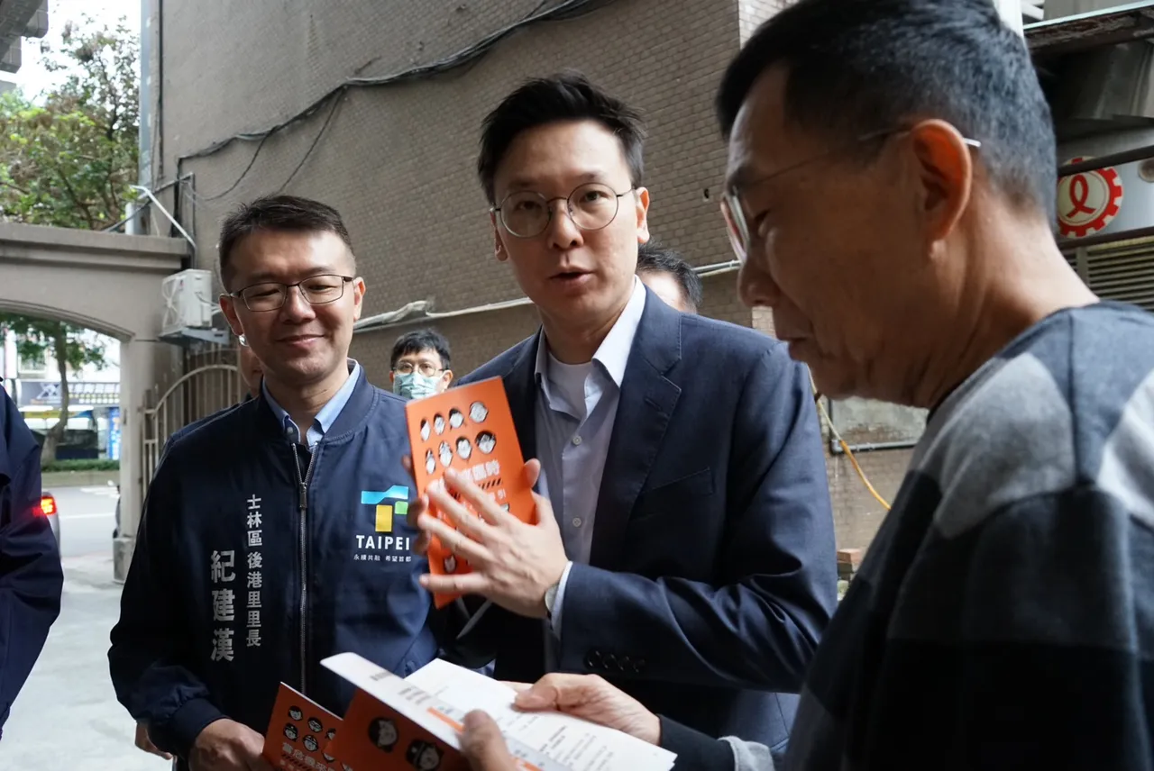 国安会副秘书长林飞帆发放《全民安全指引》给民众。邱筠媜摄