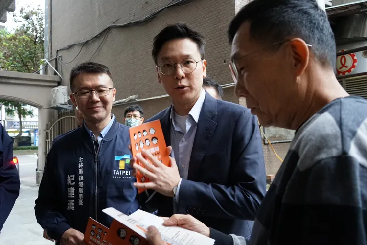 國安會副秘書長林飛帆發放《全民安全指引》給民眾。邱筠媜攝