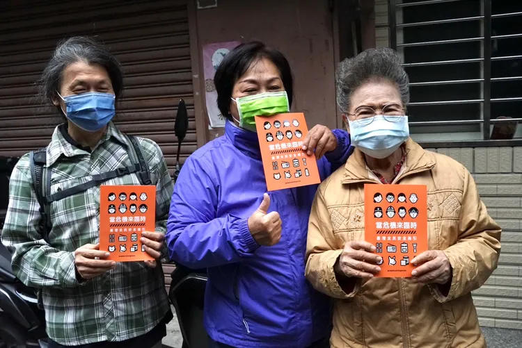 民眾拿到《全民安全指引》。邱筠媜攝