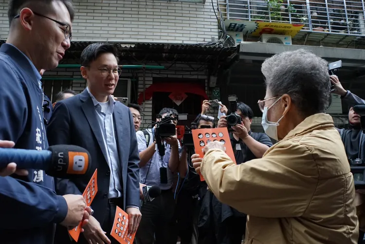 國安會副秘書長林飛帆發放《全民安全指引》給民眾。邱筠媜攝