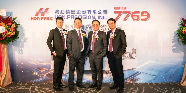 鸿劲谢旼达董事长（左2）、张简荣力总经理（左1）、资深副总经理翁德奎（右2）、副总经理赵振明（右1）共同合影。公司提供