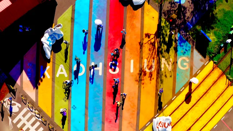 高雄以行動實踐性別平權，是全台第一個推動伴侶註記、也是擁有全國最大彩虹地景的城市。觀光局提供