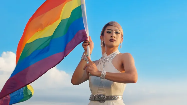 觀光局於遊行前夕發表高雄全新CIS品牌形象影片—「Keep Vibrant Kaohsiung」，邀請變裝皇后「跩姬寶貝」揮舞彩虹旗客串演出。觀光局提供