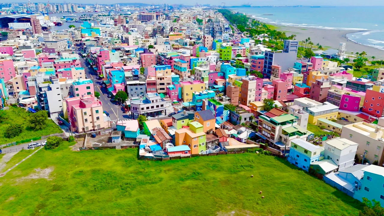 高雄以行動實踐性別平權，是全台第一個推動伴侶註記、也是擁有全國最大彩虹地景的城市。觀光局提供