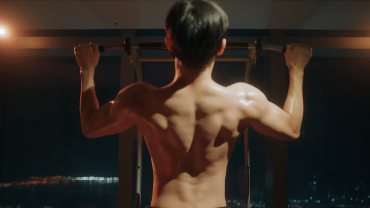 振永劇中大展精實身材。中天娛樂台提供