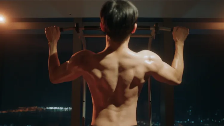 振永劇中大展精實身材。中天娛樂台提供