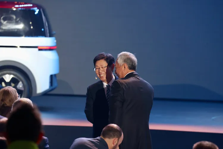 鴻海創辦人郭台銘（右）與董事長劉揚偉（左）互動熱烈。彭欣偉攝