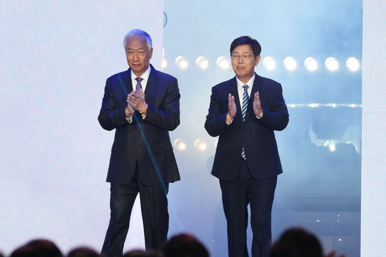 郭台銘現身挺鴻海科技日!全新電動車亮相 攜OpenAI、輝達共創AI新局