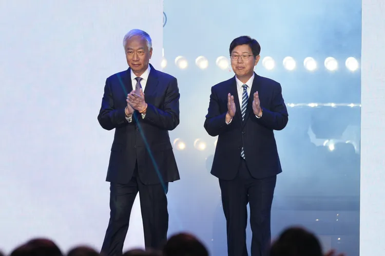 鸿海创办人郭台铭（左）与董事长刘扬伟（右）在今年鸿海科技日同框亮相。彭欣伟摄