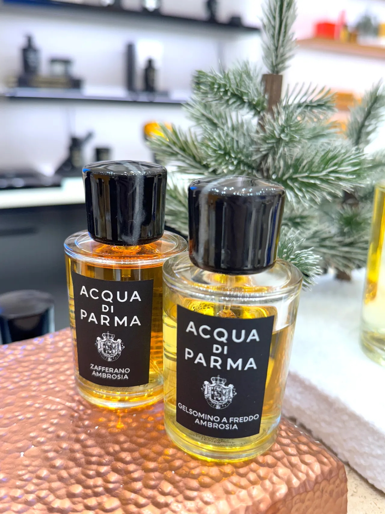 Acqua di Parma格调迷烟茉莉精萃、格调藏红花吃精萃，拥有别致的陶瓷瓶盖设计。张家玲摄