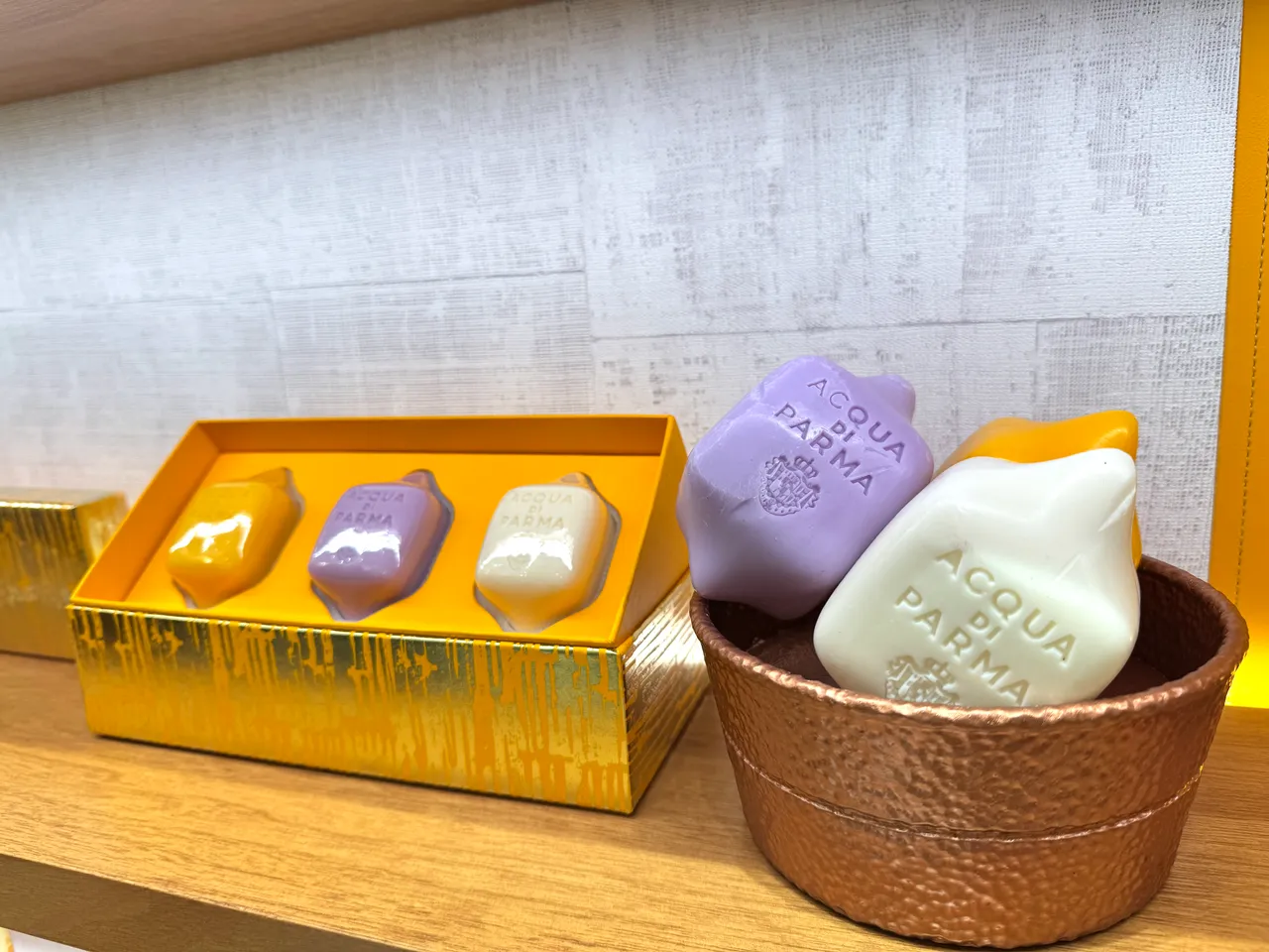 金色假期香氛皂礼盒（左），80g*3／4100元。张家玲摄