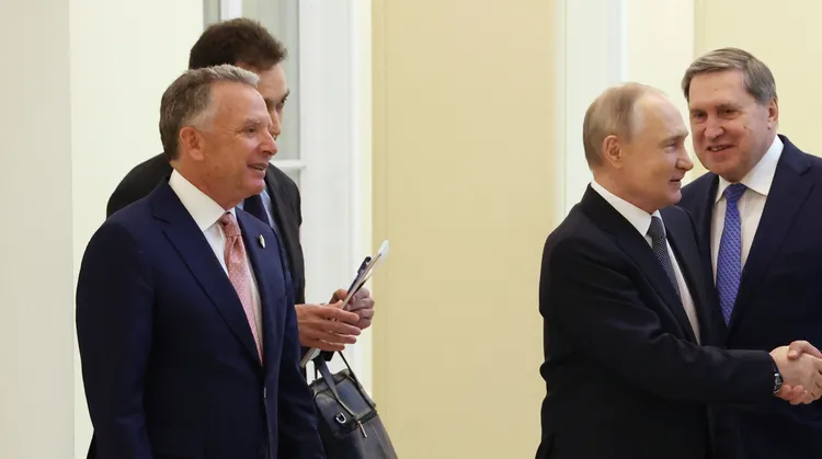 川普特使魏科夫（左）与俄罗斯总统普丁（右）。美联社