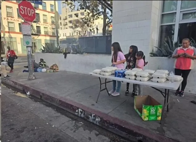 在卖场内扫光烤鸡的女子被目击发放食物给无家可归的游民。翻摄IG