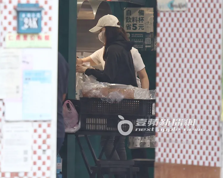 曾馨瑩逐一和店員確認飲料數量是否正確。特勤中心攝