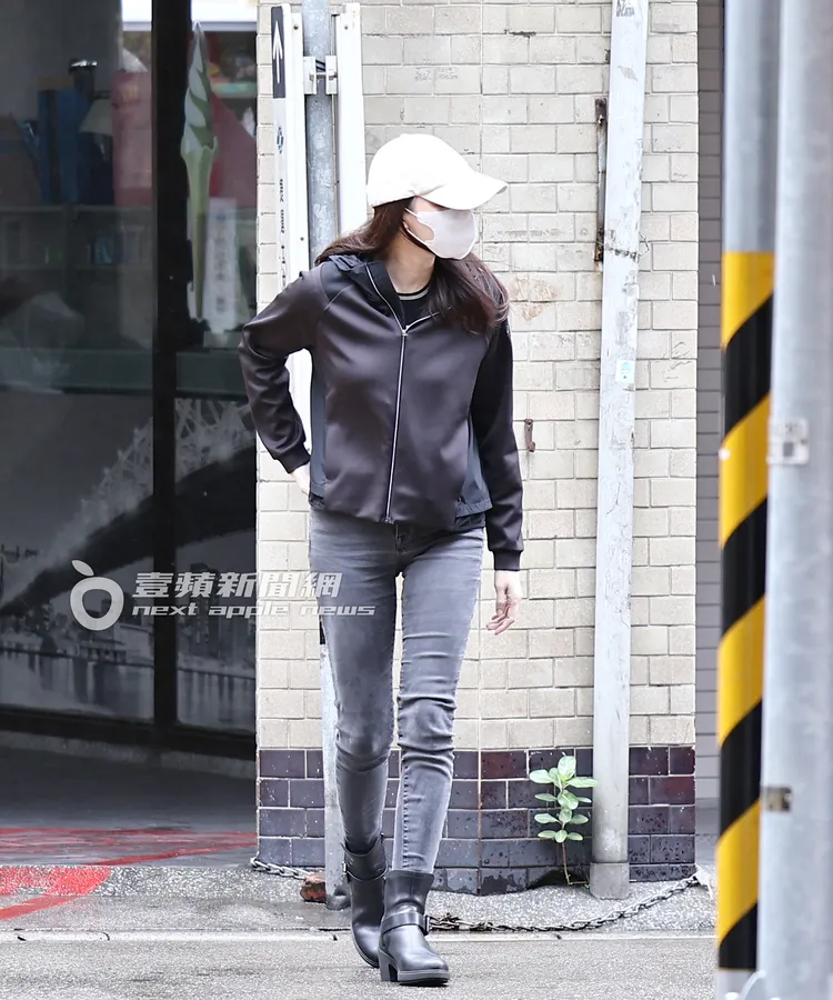 隨後一身深色打扮的曾馨瑩走向飲料店。特勤中心攝