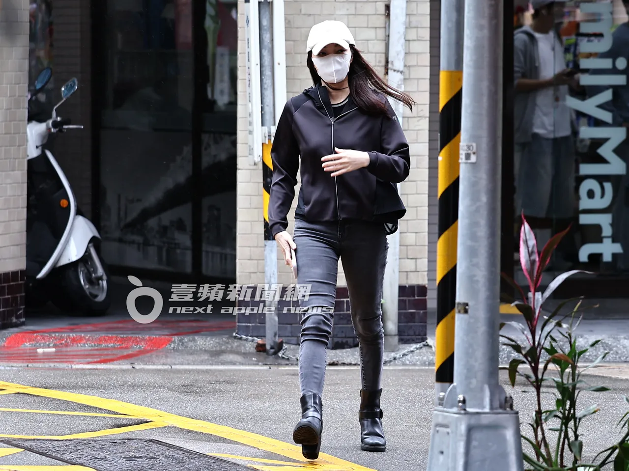 曾馨莹白帽配黑衣行事低调。特勤中心摄