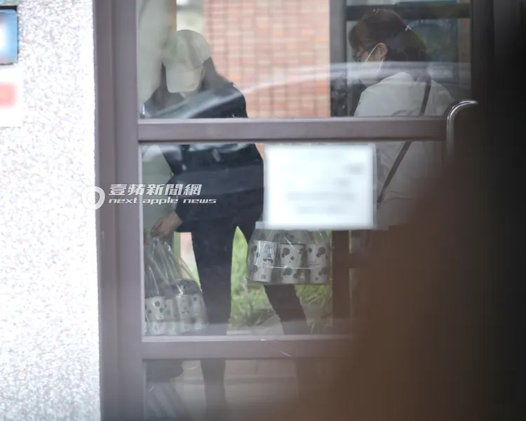 曾馨瑩將珍珠鮮奶放在椅子上，登記進校園。特勤中心攝