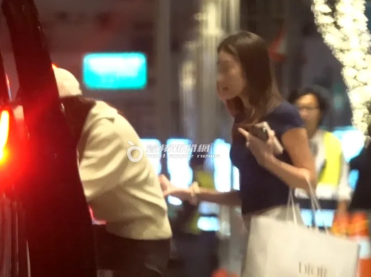 曾馨瑩母女一同上車回到「信義富邦」，為隔天舉行的「永齡銘馨盃」舞蹈大賽做準備。特勤中心攝