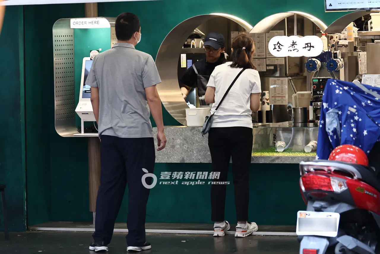 曾馨莹座车抵达饮料店，司机和助手先下车确认手摇饮的制作进度。特勤中心摄