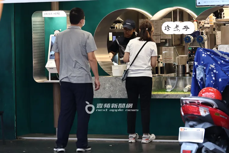 曾馨瑩座車抵達飲料店，司機和助手先下車確認手搖飲的製作進度。特勤中心攝