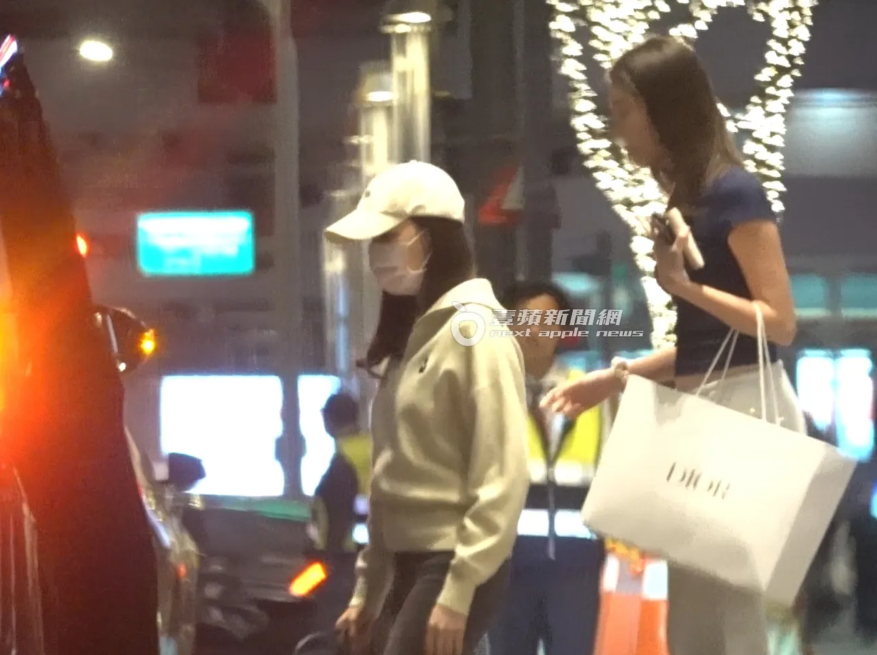 妞妞贴心陪伴妈妈曾馨莹。特勤中心摄