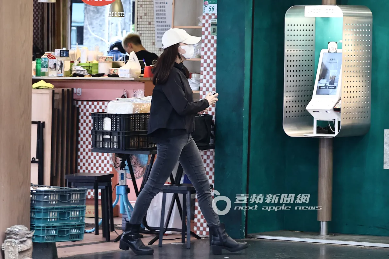 曾馨莹预订了30多杯珍珠鲜奶，走向饮料店取餐。特勤中心摄