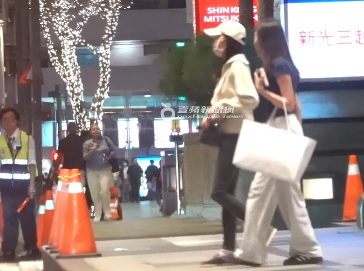 妞妞（右）身高追上媽媽曾馨瑩，母女倆走在一起宛如姊妹。特勤中心攝