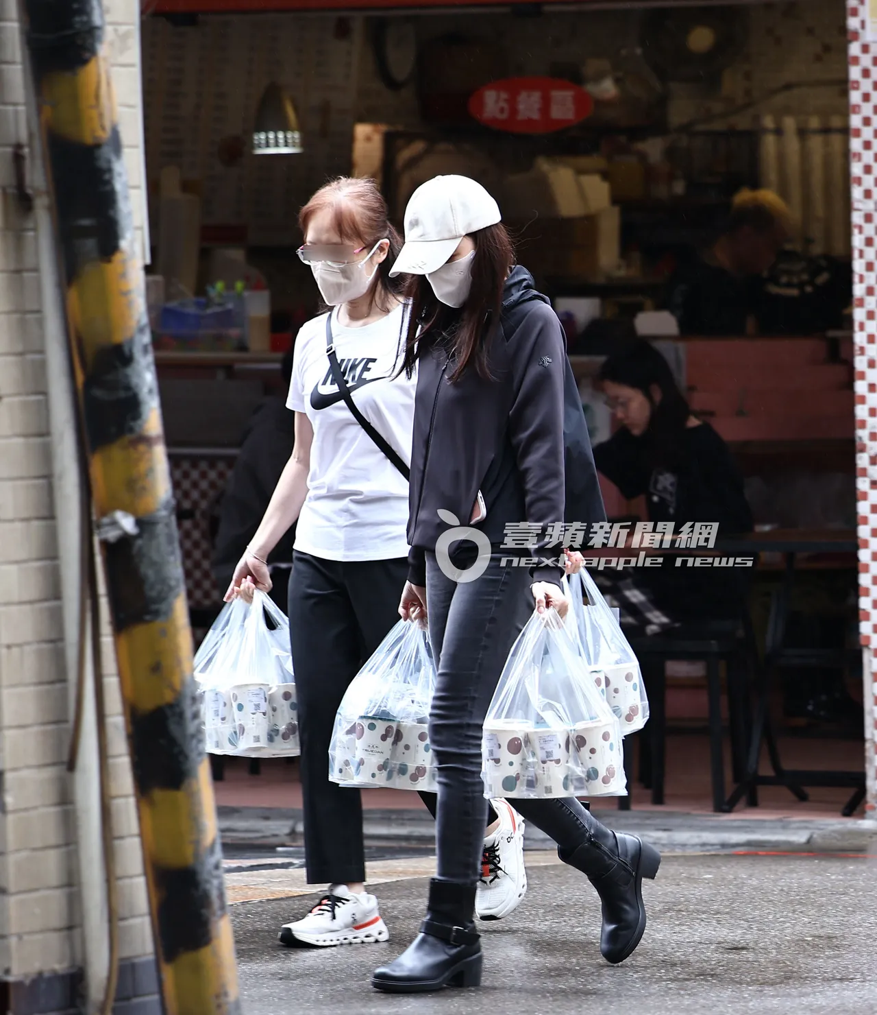 曾馨莹双手提著珍珠鲜奶，走路十分小心翼翼。特勤中心摄