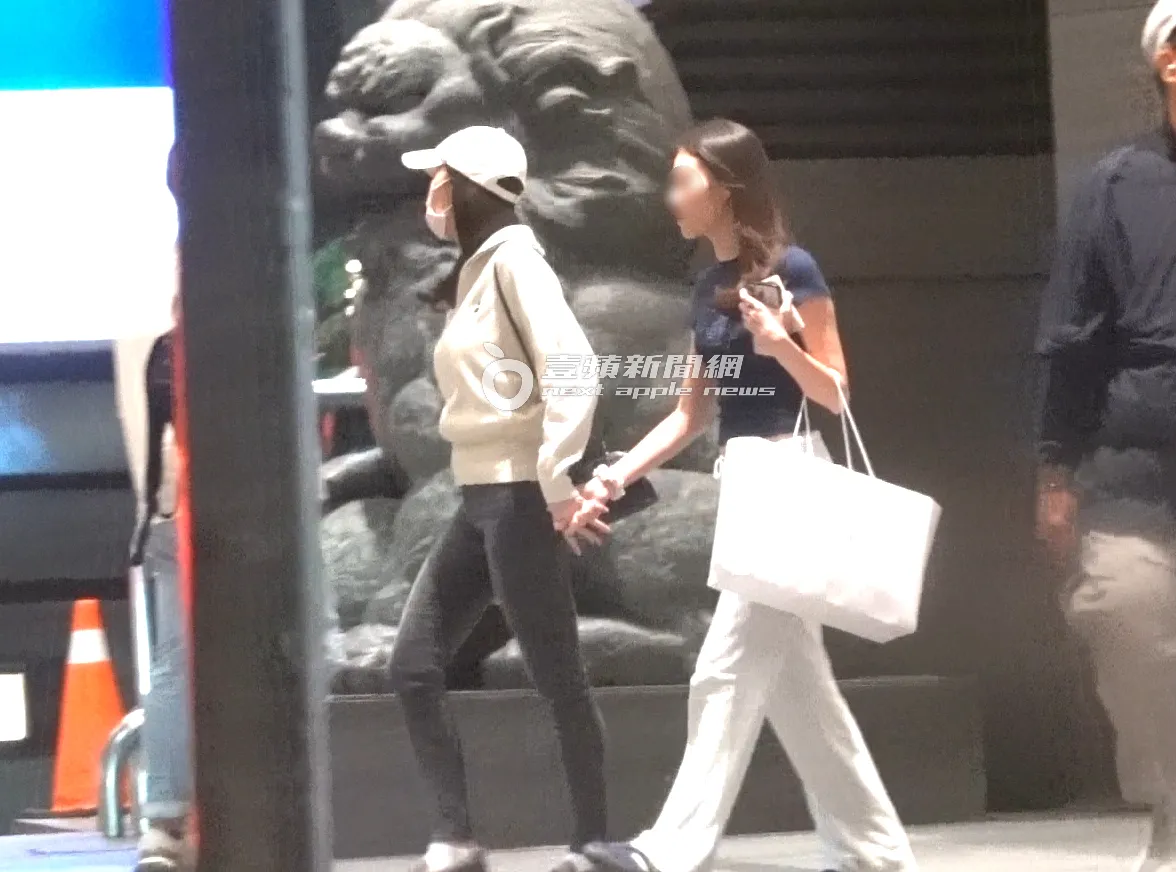 7日晚间，曾馨莹（左）牵著大女儿妞妞走出新光三越A4馆。特勤中心摄