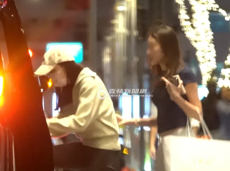 妞妞（右）見曾馨瑩步伐有些不穩，機警扶了一下。特勤中心攝