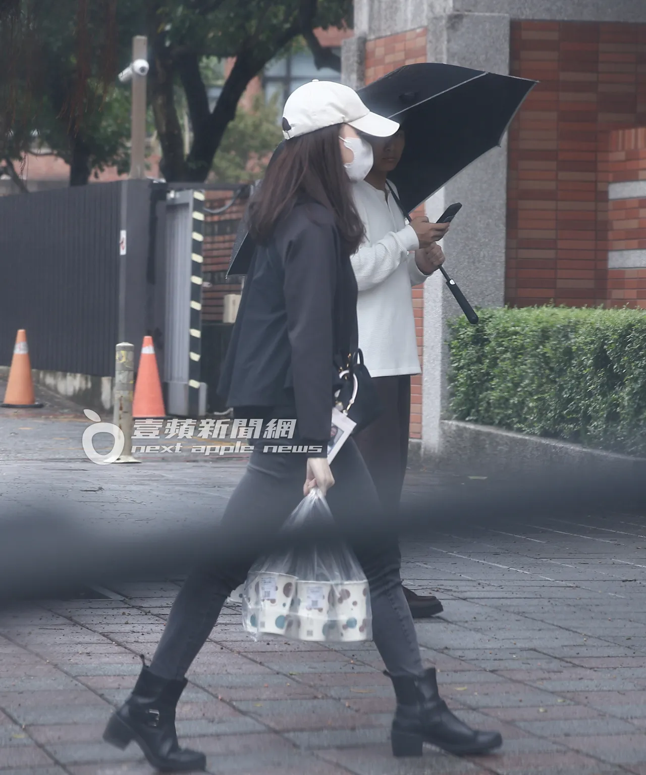 曾馨莹抵达女儿QQ的学校，往警卫室走去。特勤中心摄