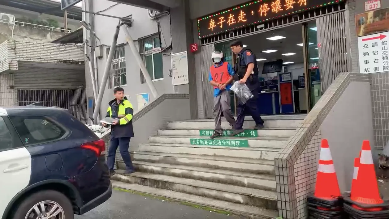 张男拿这根超过30公分的螺丝起子,叫嚣公车司机说要帮学生报仇,询后依法送办。翻摄画面