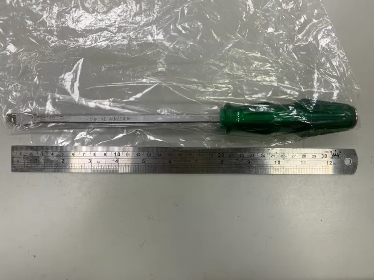 張男拿這根超過30公分的螺絲起子，叫囂公車司機說要幫學生報仇。翻攝畫面